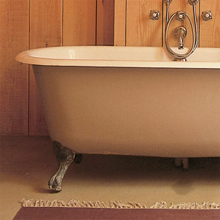 Los medicos de familia recomiendan adaptar la vivienda para evitar accidentes con medidas como cambiar la bañera por un plato de ducha.