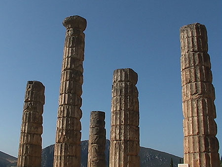 ruinas de columnas de un baño en la antigua Grecia