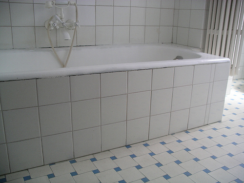 Cambiar la bañera por una ducha antideslizante, ofrece seguridad