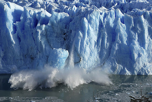 El glaciar Perito Moreno, se rompe en invierno por primera vez desde 1917