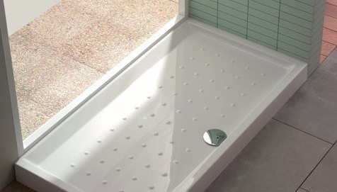 Cambiar la bañera por una ducha antideslizante, ofrece seguridad