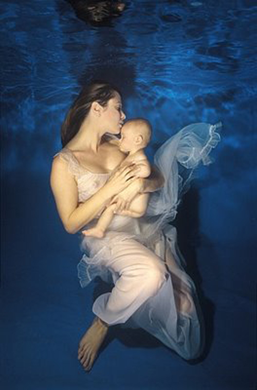 Madre y bebe subacuático