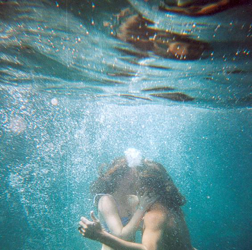 Beso bajo el agua