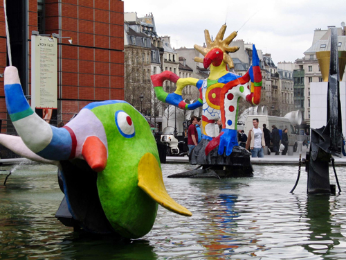 Fuente de agua y arte Stravinsky en paris