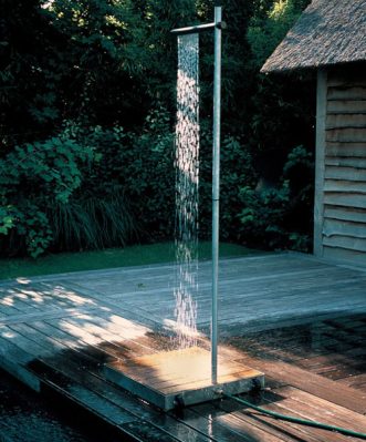 Una minimalista ducha de exteriores de Atelier Tradewinds