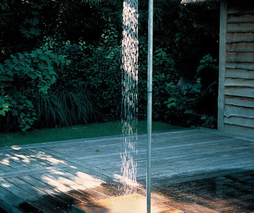 Una minimalista ducha de exteriores de Atelier Tradewinds