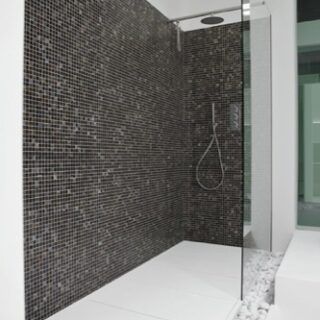 Hay que ahorrar agua. ¿Te duchas conmigo “cariño”…?