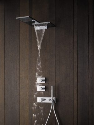 Las duchas no sólo aumentan el espacio del cuarto de baño