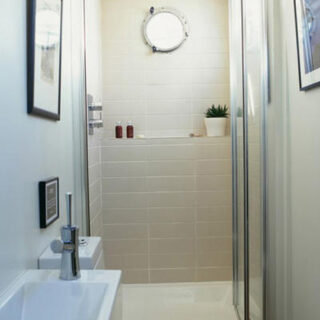 Chávez llama al ahorro con duchas de tres minutos