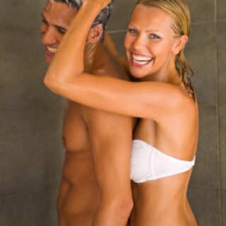 Chávez llama al ahorro con duchas de tres minutos