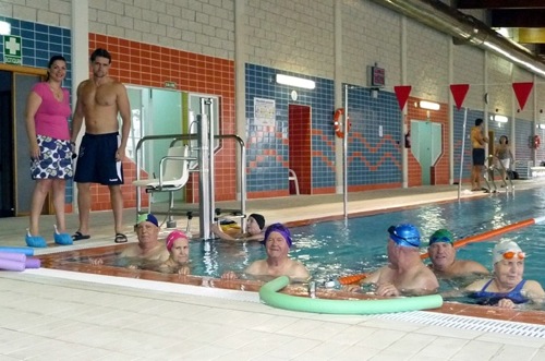 Programa de ejercicios para mayores en la piscina