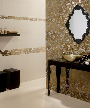 Los estampados dorados irrumpen en el baño