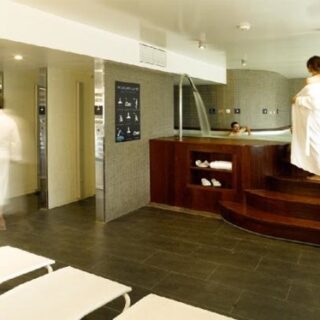 Baños Zaninelli: madera y piedra en los lavabos