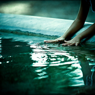 Baños en la piscina para los niños malagueños