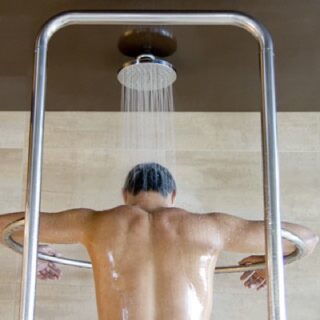 Diseño modular en el baño por Althea Ceramica