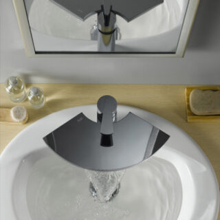 Un baño que utiliza un chupito de agua para lavarse las manos