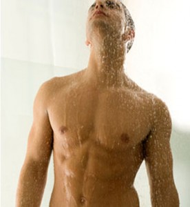 Una ducha caliente antes de acostarse ayuda a relajar la musculatura y calma los nervios