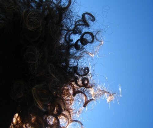 Pelo bonito bajo la ducha
