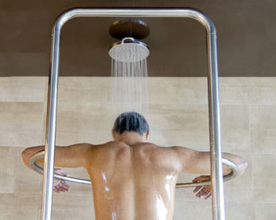 «Shower fitness», ejercicios en la ducha para quitarse esos kilos de más