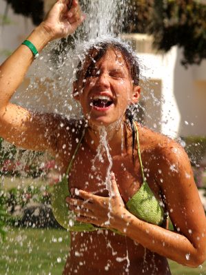 Instalados en la ola de calor, algunos beneficios de la ducha fría
