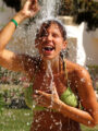 Instalados en la ola de calor, algunos beneficios de la ducha fría