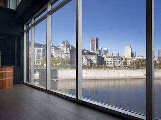 Un bar ofrece agua pluvial embotellada