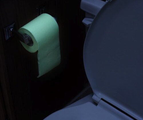 Papel higiénico fluorescente para uso nocturno