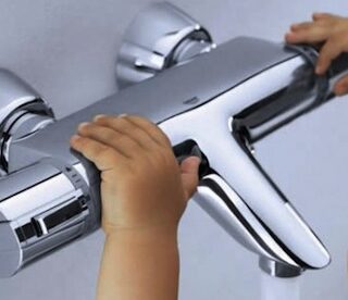 Convertir bombillas recicladas en un elemento decorativo