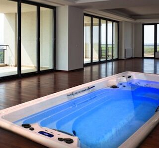 El espejo infinito, pieza que imita la puerta de entrada a otro universo