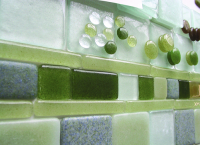 Baldosas de baño recicladas para crear un espacio único