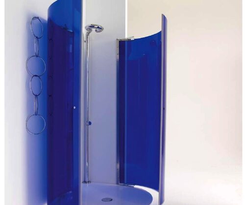 Combatir el otoño con mamparas de colores en el baño