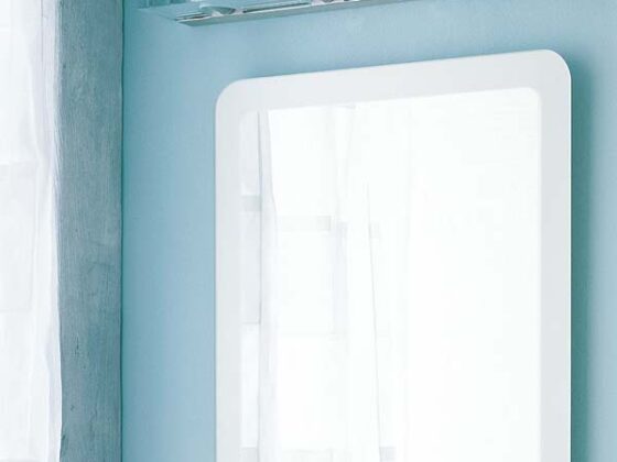 Diferentes apliques para iluminar el espejo del baño