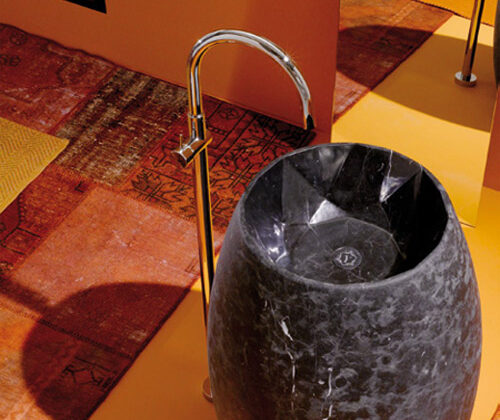 Nuevo lavabo de mármol independiente de Ypsilon Gem