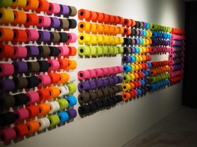 Un baño público en el que escoger el papel higiénico que más te guste