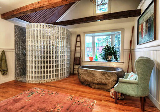 Un toque rústico con esta bañera de piedra hecha a mano