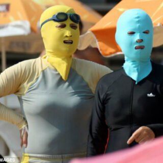 Nueva moda en las playas, el «face-kini»