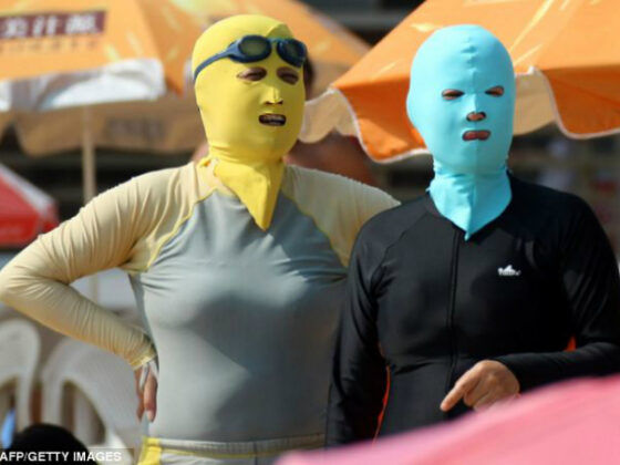Nueva moda en las playas, el «face-kini»