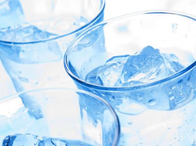 ¿Es bueno o malo beber agua muy fría?