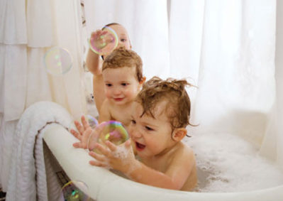Niños: el baño como ayuda para no mojar la cama