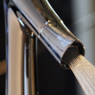 Combatir el otoño con mamparas de colores en el baño