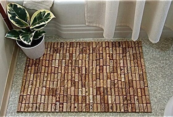 Una alfombrilla de baño reciclada con corchos