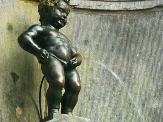 Tambores y silbatos contra quienes orinan en la calle en India