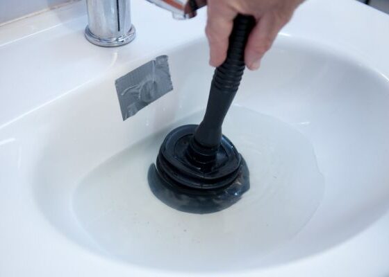 Cómo desatascar las tuberías de nuestro baño o cocina