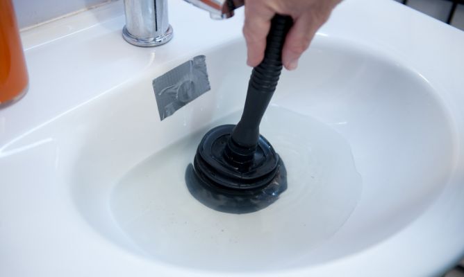 Cómo desatascar una tubería sin contaminar (ni llamar al fontanero)
