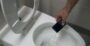 ¿Se te ha caído el smartphone al wc? No entres en pánico, hay solución