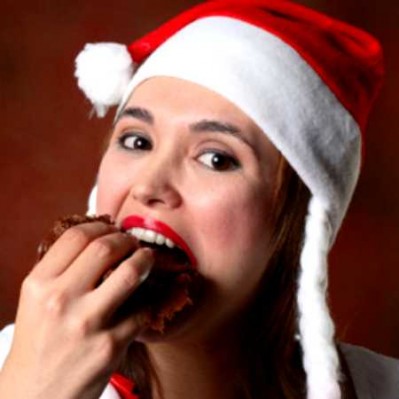 mujer-comiendo-en-navidad
