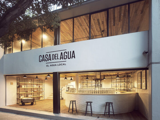 Un bar ofrece agua pluvial embotellada