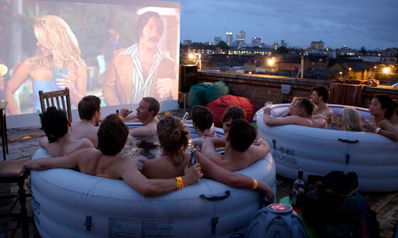 Llega el cine-jacuzzi, una nueva manera de ver películas