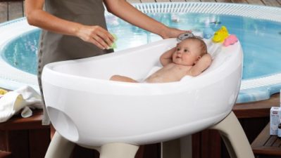 Bañera hidromasaje con cromaterapia para bebés