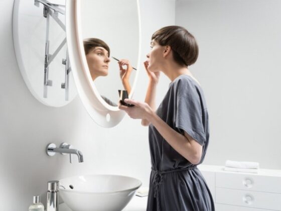 Maquillarse como las artistas gracias a un espejo extensible